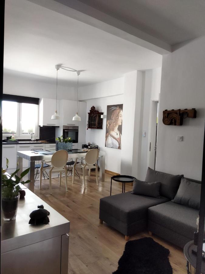 Minimal Apartment By The Beach Korinth Exterior foto